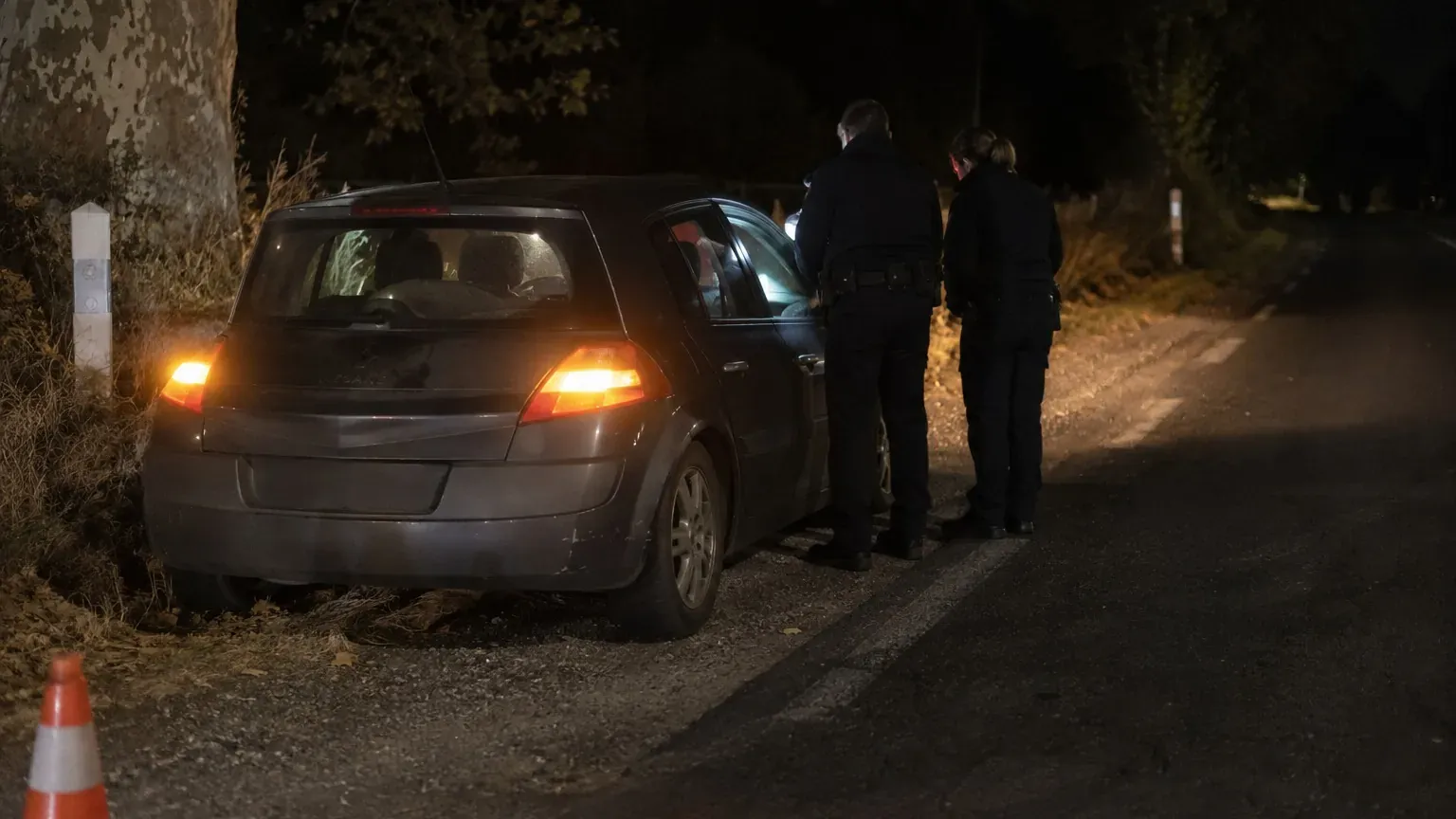 135 € en liquide au distributeur : comment reconnaître un faux contrôle de police et ce qu'exige une vraie amende
