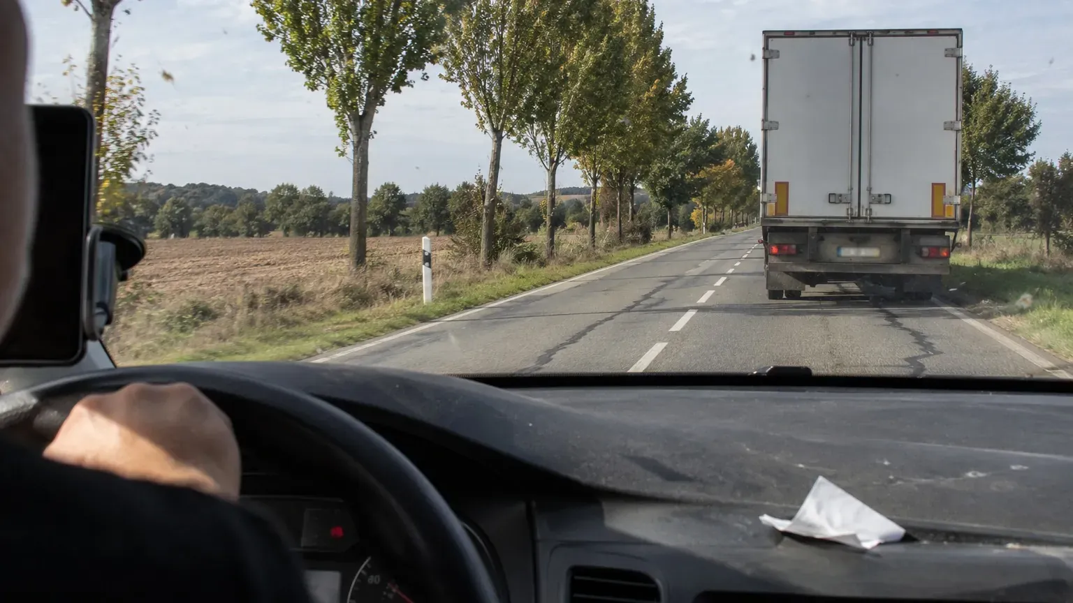 Doubler un camion en accélérant : pourquoi le Code de la route ne prévoit aucune exception, et ce que vous risquez