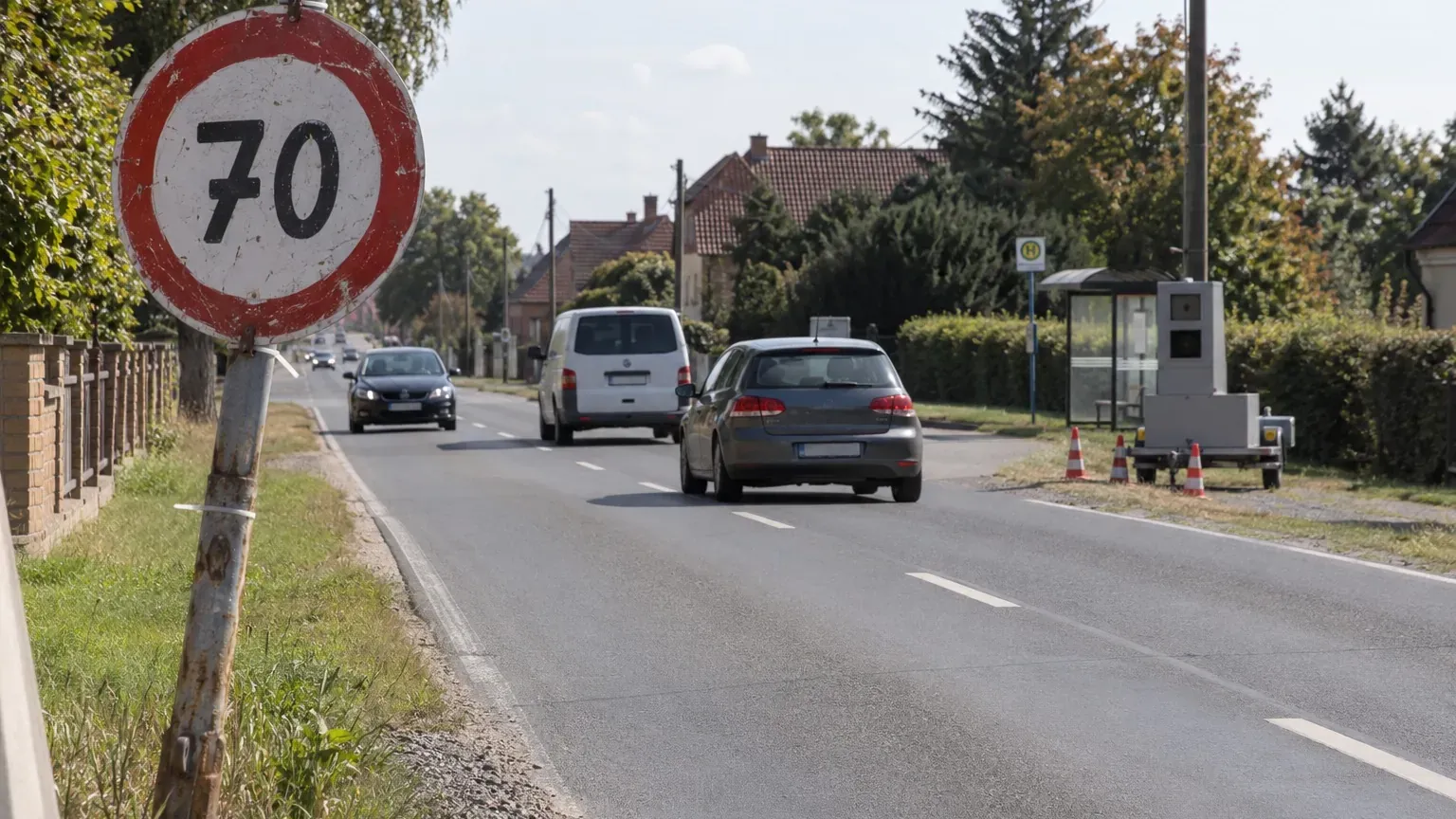 Près de 400 automobilistes flashés à 70 km/h sur un faux panneau : leurs amendes ont toutes été classées par la mairie